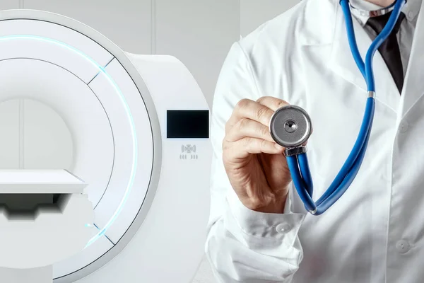 Doctor Stands Front Mri Machine Medical Technology Concept Tamography Future — Stock Photo, Image