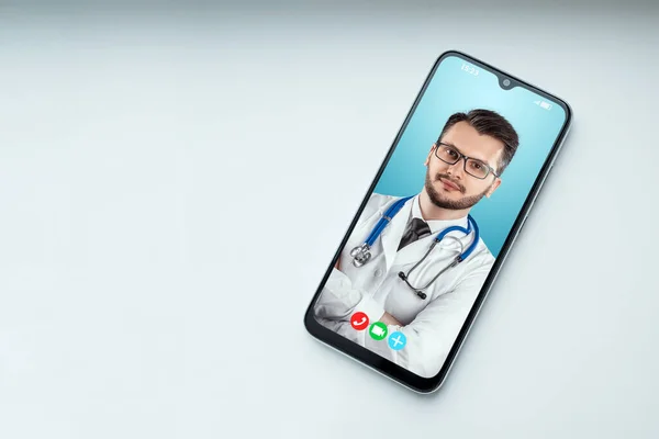 Potret Seorang Pria Seorang Dokter Pada Layar Smartphone Konferensi Video — Stok Foto