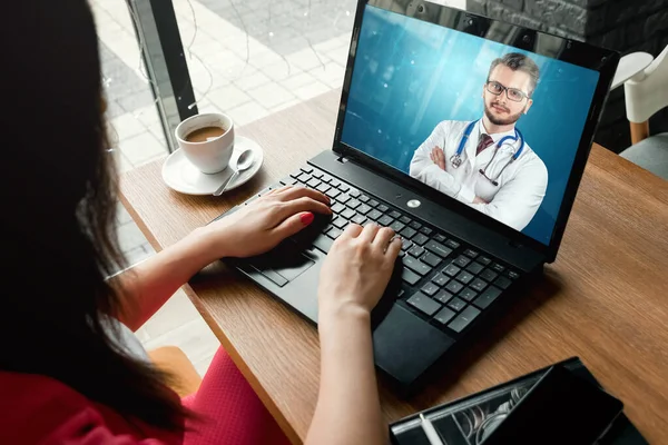 Porträt Eines Mannes Arzt Laptop Videokonferenz Arzttermin Online Hologrammgrafiken Medizinische — Stockfoto