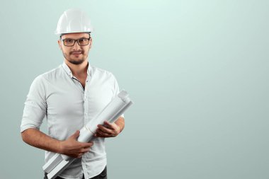 Bir mühendis, miğferli bir müteahhit elinde projelerle arka planda. İnşaat, mimari, tasarım, poster kavramı