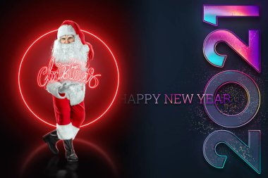 Kırmızı takım elbiseli neşeli bir Noel Baba 'nın portresi koyu bir arka planda 2021 rakamlarıyla karışık medya. Noel Arifesi, Tatil, Tatil Bayrağı, Yeni Yıl.