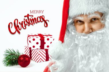Kırmızı takım elbiseli neşeli Noel Baba 'nın portresi. Yeni yıl baloları, hediyeler, süslemeler. Karışık medya. Noel Arifesi, Tatil, Tatil Bayrağı, Yeni Yıl