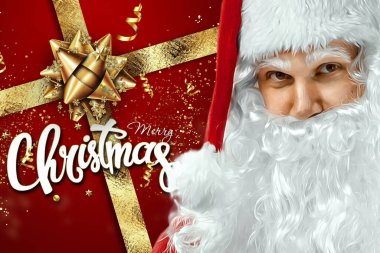 Kırmızı takım elbiseli neşeli bir Noel Baba 'nın portresi üzerinde 