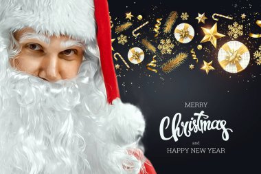 Kırmızı elbiseli neşeli bir Noel Baba 'nın portresi koyu bir arka planda, üzerinde 