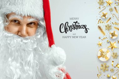 Kırmızı takım elbiseli neşeli bir Noel Baba 'nın portresi. Arka planda 