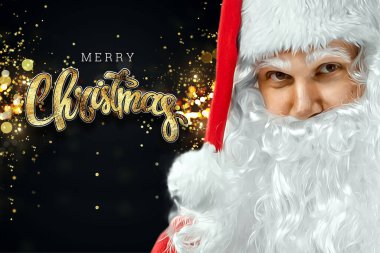 Kırmızı elbiseli neşeli bir Noel Baba 'nın portresi koyu bir arka planda, üzerinde 