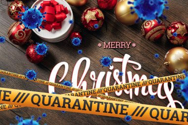 Kendini izole etme, evde tatil, üzerinde karantina ve uçan virüsler yazan sarı bir kurdelenin altında Noel arkaplanı. salgın, covid-19