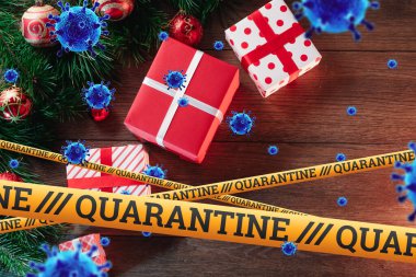 Kendini izole etme, evde tatil, üzerinde karantina ve uçan virüsler yazan sarı bir kurdelenin altında Noel arkaplanı. salgın, covid-19