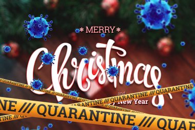 Kendini izole etme, evde tatil, üzerinde karantina ve uçan virüsler yazan sarı bir kurdelenin altında Noel arkaplanı. salgın, covid-19