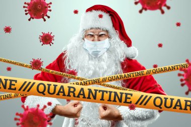 Tıbbi maskeli Noel Baba, karantina bandı ve uçan malekül virüsler. Karantinada noel kavramı, kendini izole etme, salgın hastalık, covid-19.