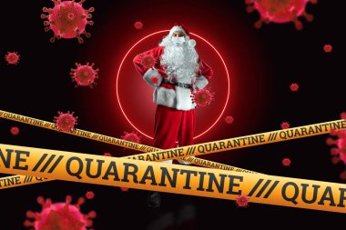 Tıbbi maskeli Noel Baba, karantina bandı ve uçan malekül virüsler. Karantinada noel kavramı, kendini izole etme, salgın hastalık, covid-19.