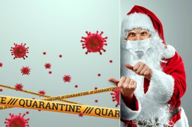 Tıbbi maskeli Noel Baba, karantina bandı ve uçan malekül virüsler. Evde tatil, kendini izole etme, salgın, covid-19