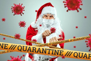 Tıbbi maskeli Noel Baba, karantina bandı ve uçan malekül virüsler. Karantinada noel kavramı, kendini izole etme, salgın hastalık, covid-19.