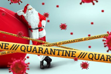 Tıbbi maskeli Noel Baba, karantina bandı ve uçan malekül virüsler. Evde tatil, kendini izole etme, salgın, covid-19