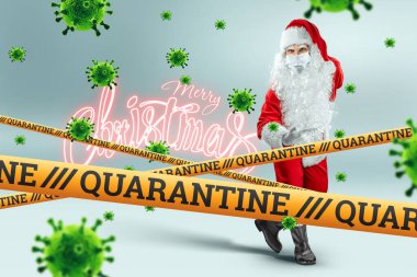Tıbbi maskeli Noel Baba, karantina bandı ve uçan malekül virüsler. Karantinada noel kavramı, kendini izole etme, salgın hastalık, covid-19.