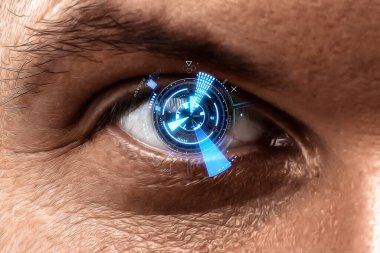 Erkek gözünün ve holografik görüntülerin yakın çekimi. Gelecekçilik kavramı Yeni teknolojiler, vizyon tedavisi
