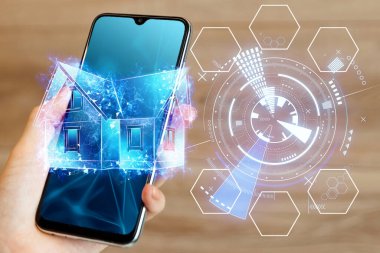 Akıllı ev arayüzü bir adamın elinde akıllı bir telefon. Çifte maruziyet. Otomasyon konsepti, modern ev, yeni teknolojiler