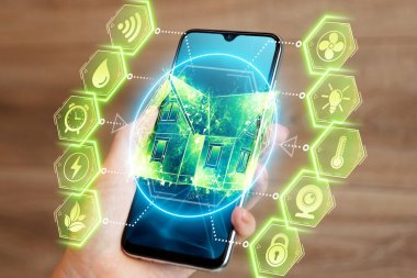 Akıllı telefon ve akıllı ev arayüzü hologramı. Karışık bir ortam. Otomasyon konsepti, modern ev, yeni teknolojiler
