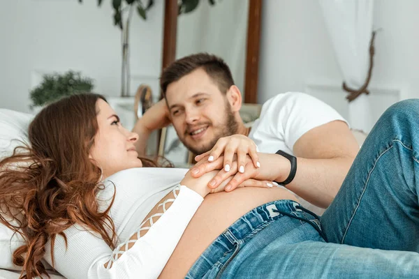 Menina Grávida Com Marido Deita Cama Bela Barriga Uma Jovem — Fotografia de Stock