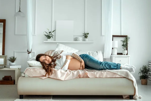 소녀가 침대에 매력적 임산부의 아름다운 — 스톡 사진