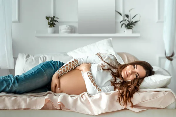 소녀가 침대에 매력적 임산부의 아름다운 — 스톡 사진