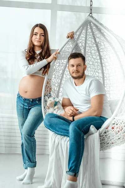 Egy Terhes Lány Férjével Egy Fényes Hálószobában Áll Gyönyörű Hasa — Stock Fotó