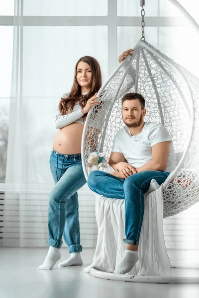 Uma Menina Grávida Com Marido Está Quarto Brilhante Bela Barriga — Fotografia de Stock