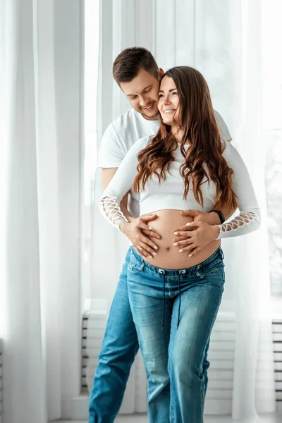 Eine Schwangere Und Ihr Mann Stehen Einem Hellen Schlafzimmer Schöner — Stockfoto