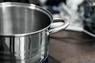 Mutfaktaki elektrikli ocağın üstünde bir tencere. Yakın plan.