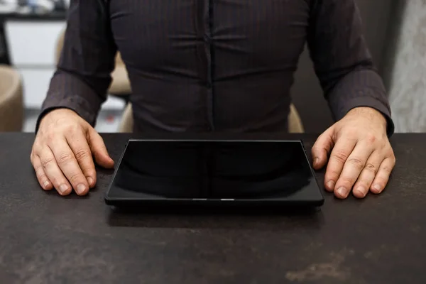 Tableta Negra Con Pantalla Blanco Manos Masculinas Sobre Mesa Vista — Foto de Stock