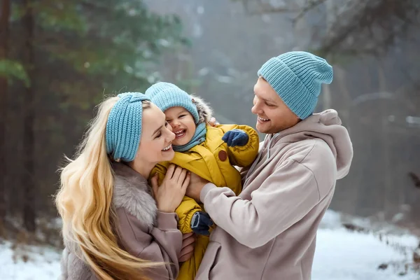 Bonne Famille Papa Maman Bébé Lors Une Promenade Hivernale Dans — Photo