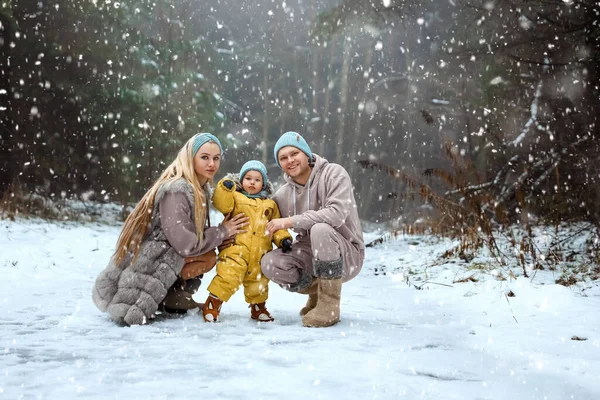 快乐的家庭爸爸 妈妈和宝宝在森林里过冬 圣诞节 新鲜空气的概念 — 图库照片