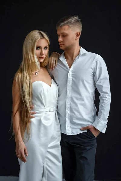 Beau Jeune Couple Européen Élégant Homme Femme Robes Soirée Noires — Photo