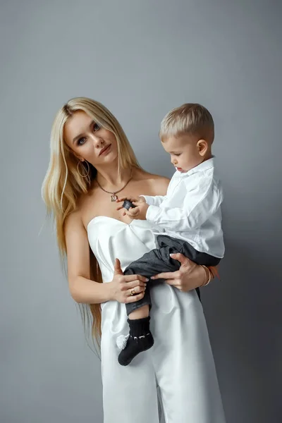 Maman Mode Dans Une Tenue Élégante Blanche Bébé Sur Fond — Photo