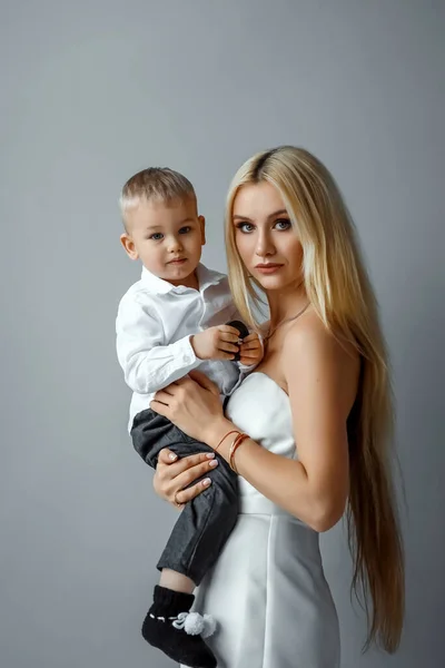 Maman Mode Dans Une Tenue Élégante Blanche Bébé Sur Fond — Photo