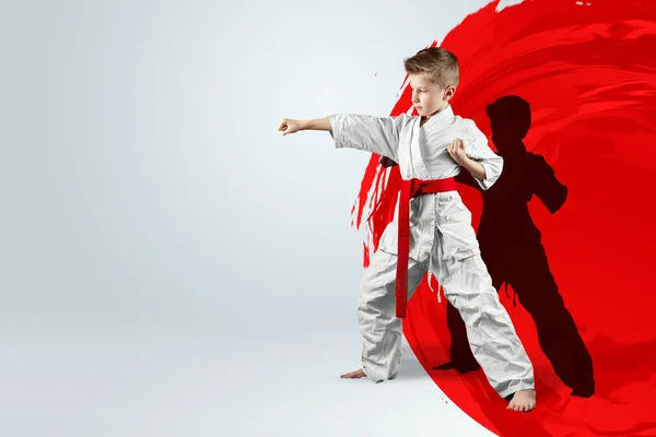 Хлопчик Білому Кімоно Червоним Поясом Тлі Червоного Кола Сонця Концепція — стокове фото