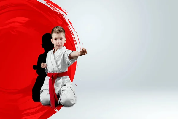 Niño Kimono Blanco Con Cinturón Rojo Sobre Fondo Círculo Rojo — Foto de Stock