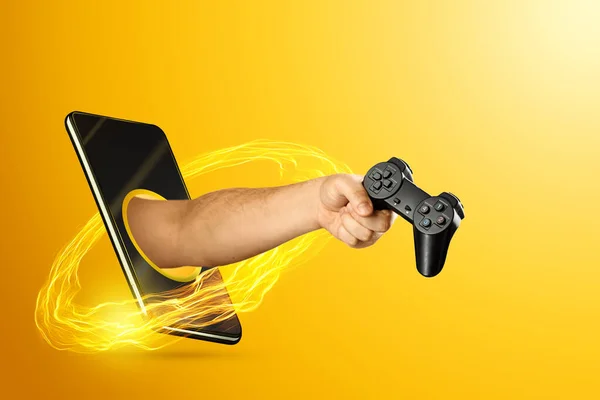 Рука Пролітає Через Смартфон Тримає Пропонує Ігровий Геймплей Жовтий Фон — стокове фото