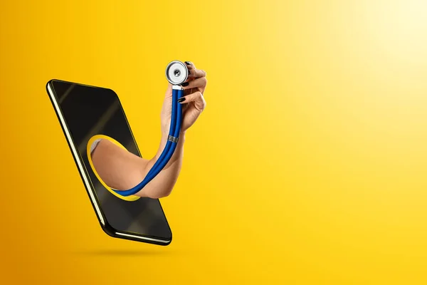 Ruka Která Plazí Smartphonem Drží Stetoskop Žlutém Pozadí Online Návštěva — Stock fotografie