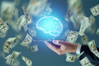Yüz dolarlık banknotlar, üzerinde beyin hologramı olan akıllı bir telefona düşer. Teknoloji konsepti, bilgi alışverişi para, iş