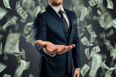 Takım elbiseli bir işadamı düşen dolarları yakalar. Yatırım, temettü, faiz, banka mevduatları kavramı