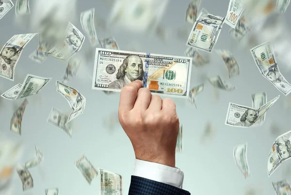 Adamının Elinde Yüz Dolarlık Banknot Düşen Dolarlar Var Maaş Yatırım — Stok fotoğraf