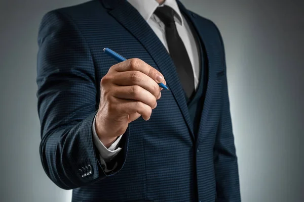 Uomo Giacca Cravatta Tende Mano Con Una Penna Sfera Scrive — Foto Stock