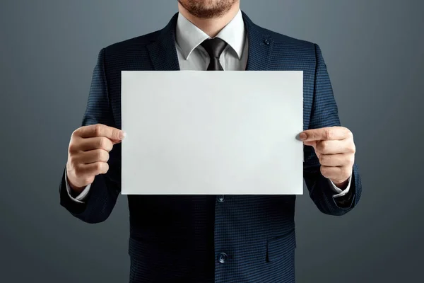 Hombre Con Traje Sostiene Una Sábana Blanca Maqueta Diseño Concepto — Foto de Stock