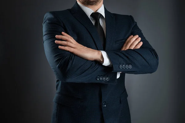 Hombre Con Traje Negocios Está Pie Con Los Brazos Cruzados — Foto de Stock