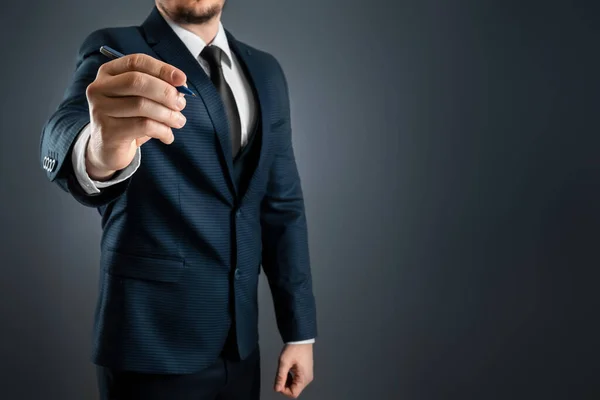 Uomo Giacca Cravatta Tende Mano Con Una Penna Sfera Scrive — Foto Stock