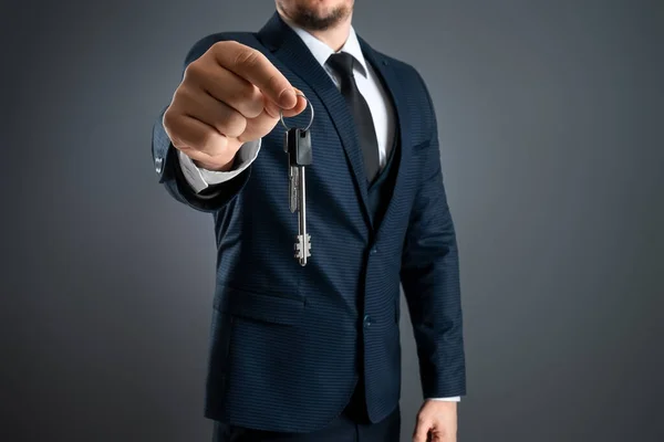 Muž Obleku Drží Ruce Klíče Pojem Realitní Makléř Hypotéka Váš — Stock fotografie