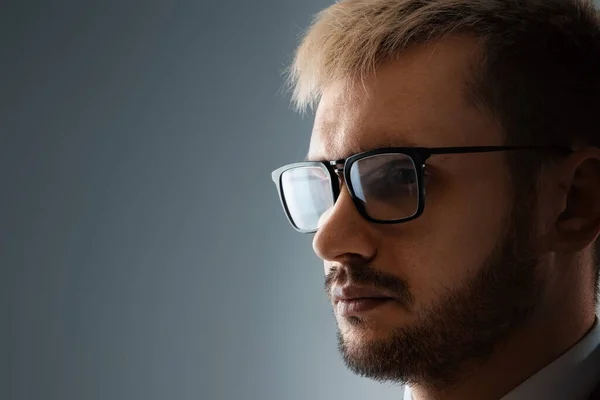 Retrato Cerca Hombre Con Gafas Costado Perfil Mirando Luz Oscuridad — Foto de Stock