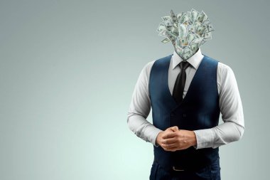 Para yerine banknotları olan takım elbiseli bir iş adamı, dolardan yapılmış bir kafa. Para bağımlılığı kavramı, sadece para, iş, başlangıç, kariyer
