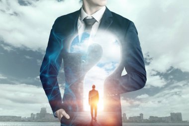 Takım elbiseli bir adam soru işaretinin önünde duruyor ve sorular soruyor. Karışık medya. Cevap arama, anlam arama kavramı.